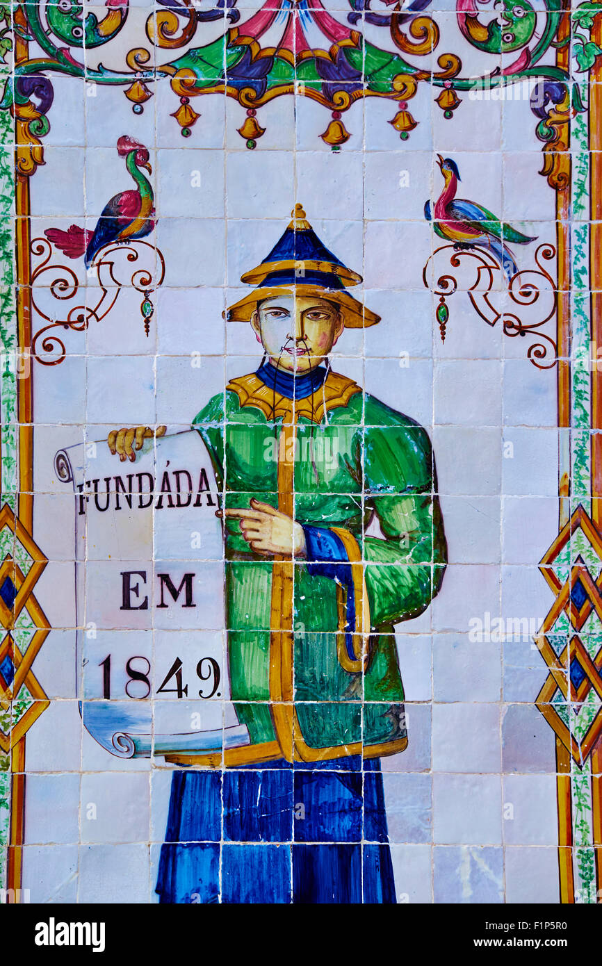 Portugal, Lisboa, azulejos en la parte delantera de la tienda 'a vida Portuguesa' en el largo de Intendente Foto de stock
