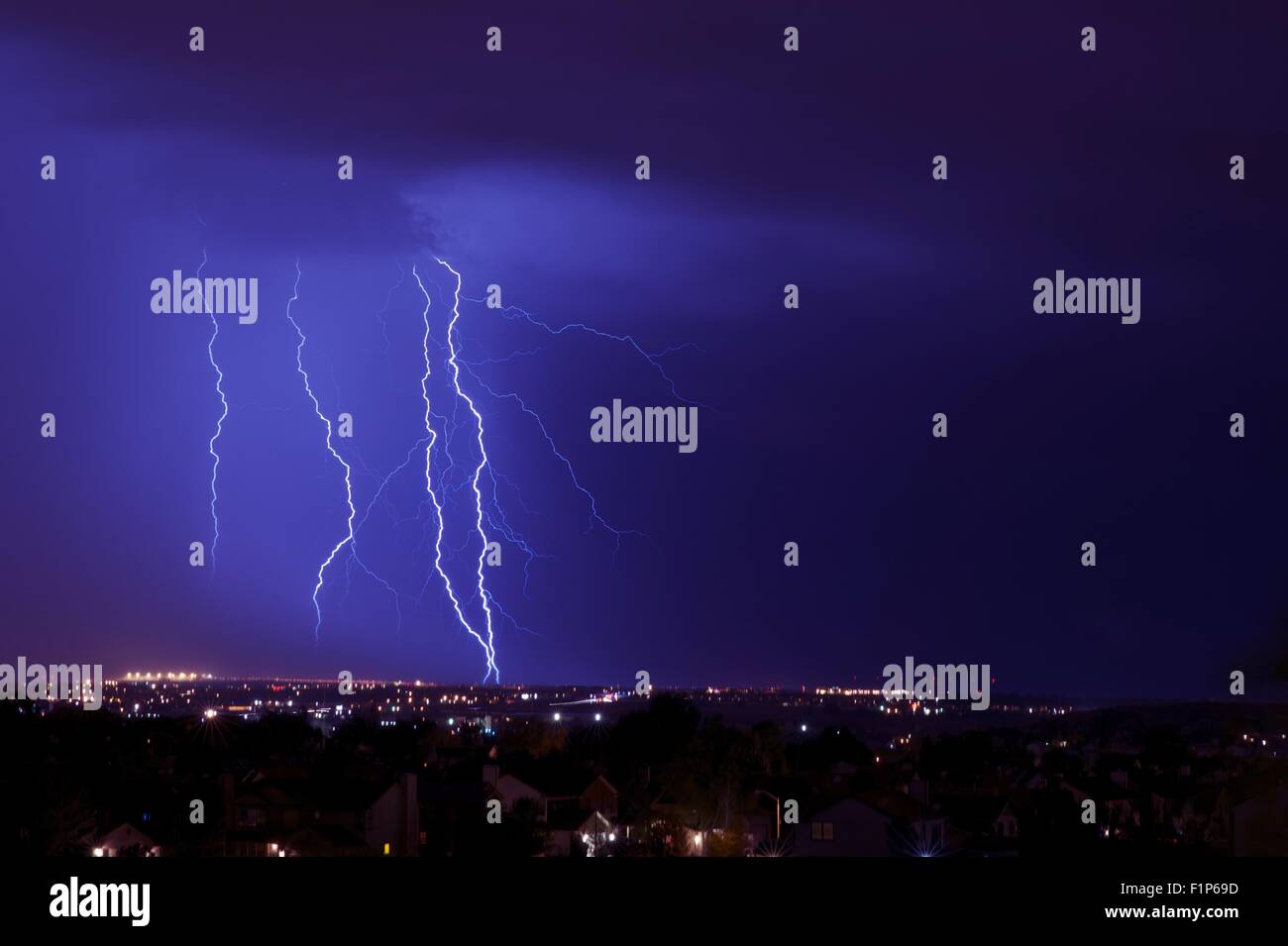 De la noche a la mañana las tormentas eléctricas. Tormenta en la ciudad.  Algunos Relámpagos. De la noche a la mañana el clima tormentoso en el área  metropolitana de Colorado Springs. Hori
