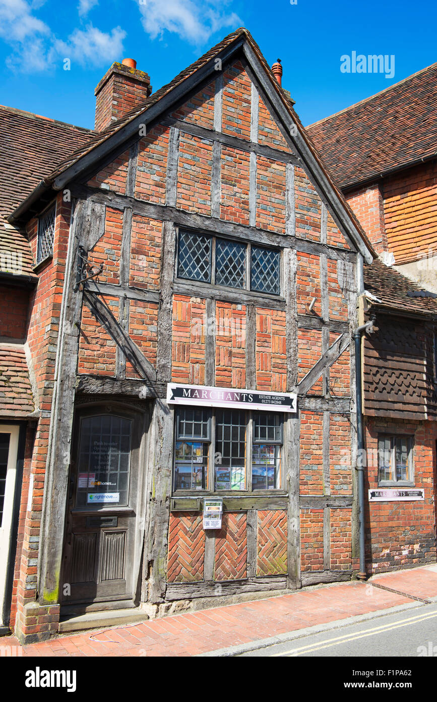 El entramado de madera del edificio medieval de ladrillo en Ditchling High Street, East Sussex, Reino Unido Foto de stock