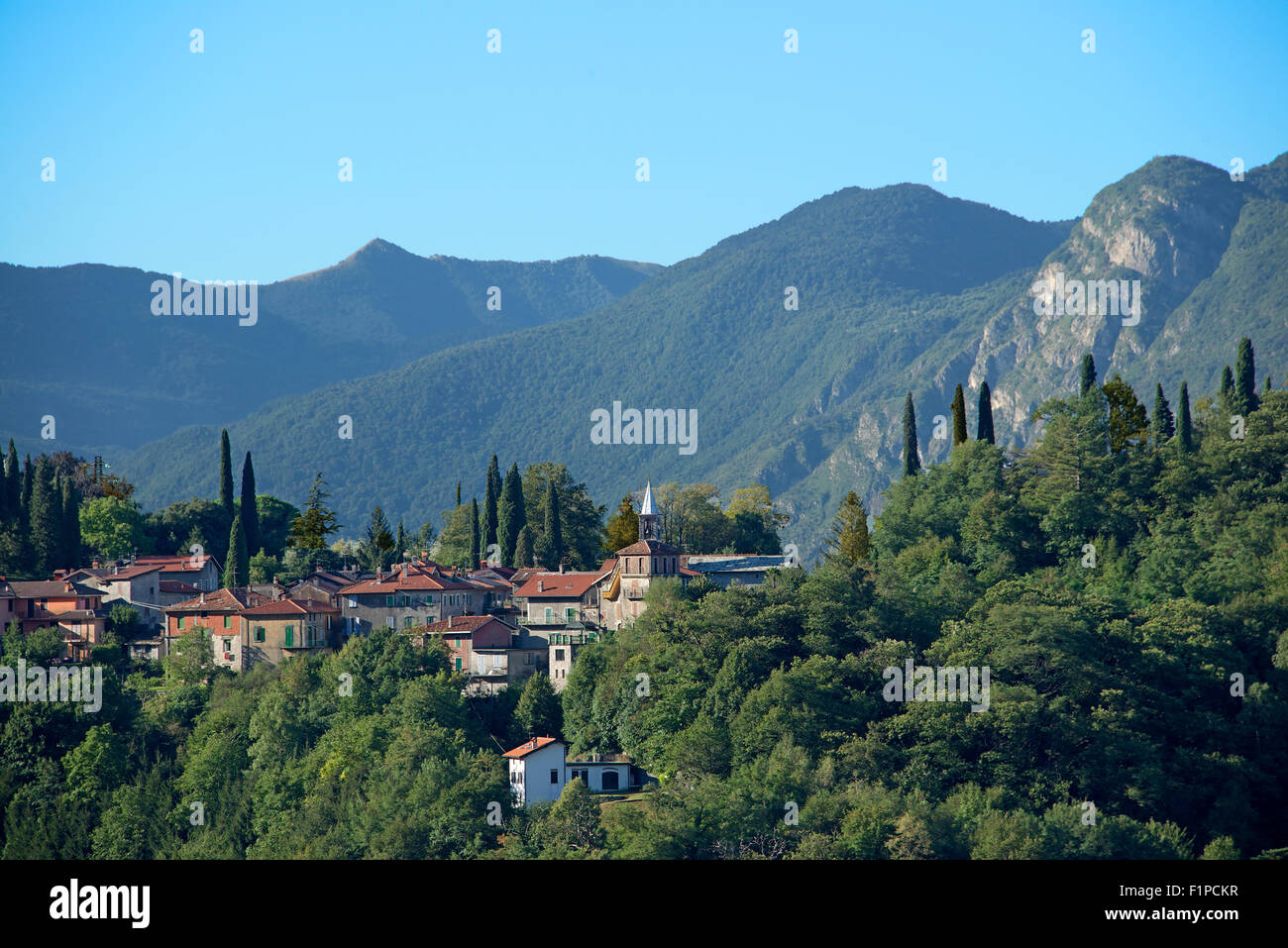 Vezio encima de Varenna Lago Como Lombardía Italia Foto de stock