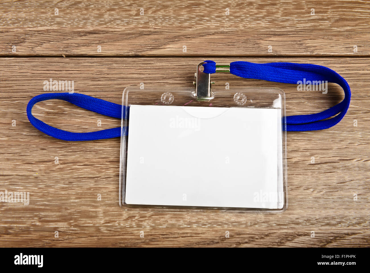 Nombre distintivo de tarjeta ID con cable (cable) sobre la mesa de madera Foto de stock