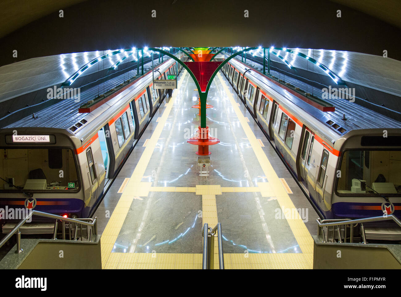M6 Levent Bogazici línea del metro de Estambul Turquia Foto de stock