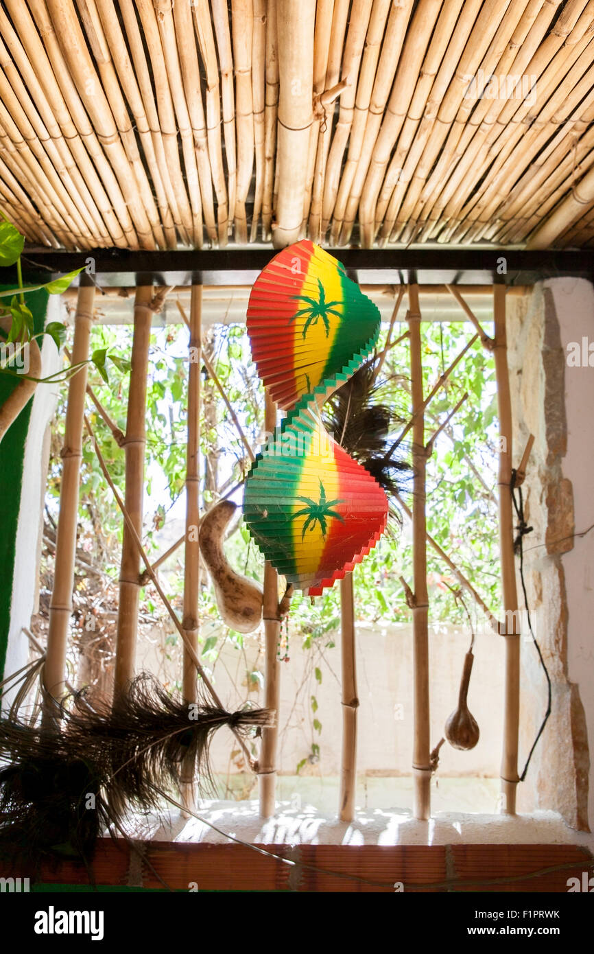Colgantes de madera artesanales decorativas en espiral con reggae de color  con ventana abierta de una cabaña tropical Fotografía de stock - Alamy