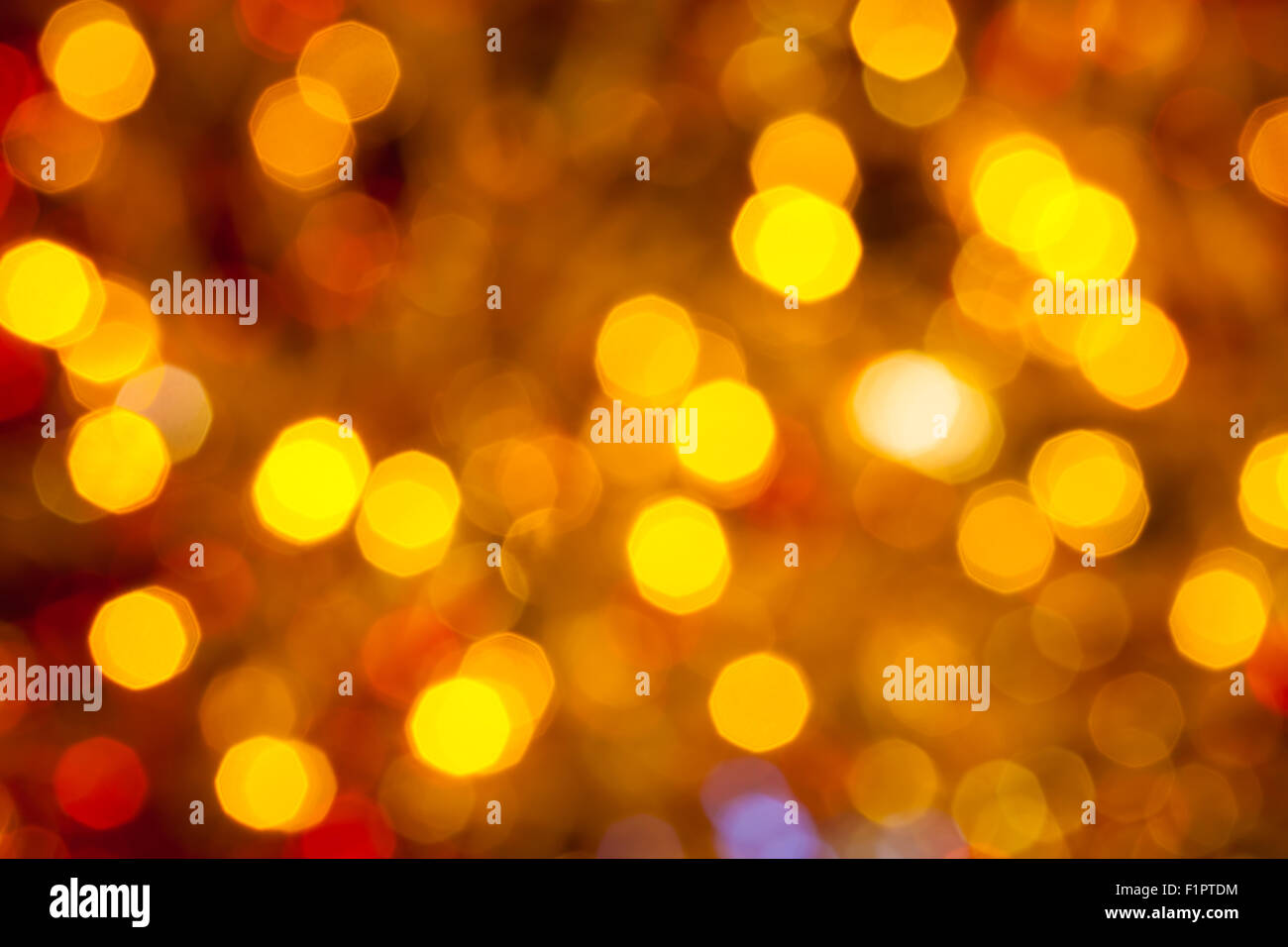 Resumen fondo borroso - marrón oscuro amarillo y rojo brillantes luces de Navidad bokeh de Guirnaldas eléctricas en Arbol de Navidad Foto de stock