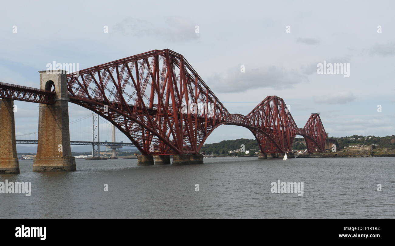 Inchgarvie y puente ferroviario de Forth Escocia Septiembre 2015 Foto de stock