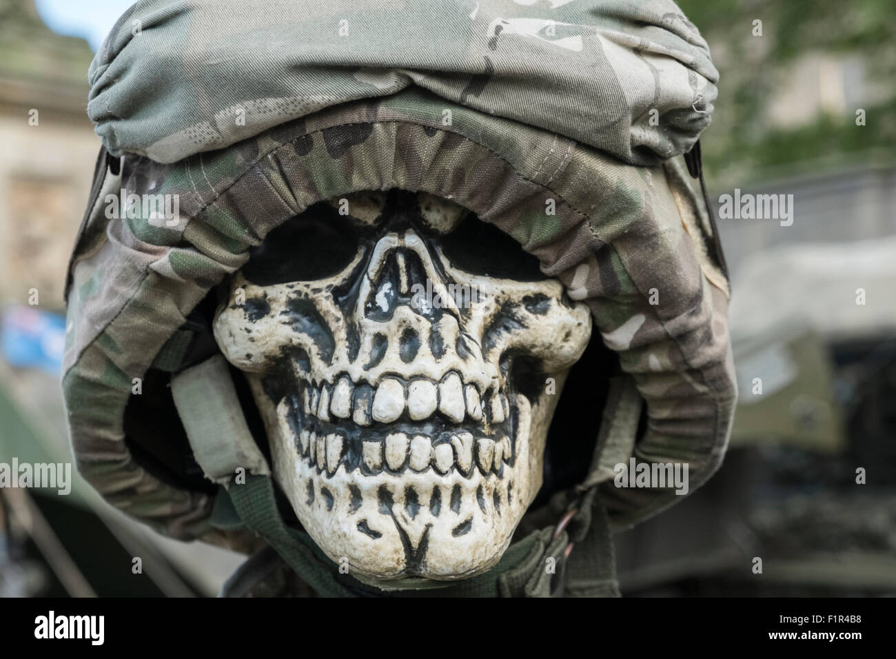 Réplica del cráneo humano y gorra militar en exhibición en el evento de un país justo, Inglaterra Foto de stock