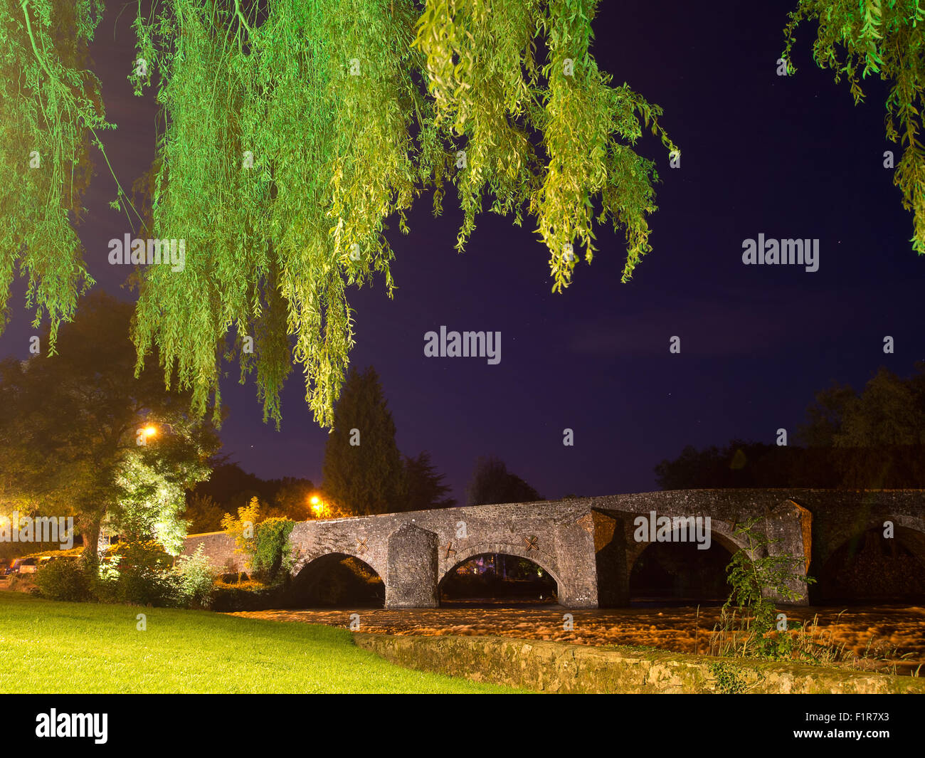 Antiguo puente de piedra, escena nocturna con sauces. Bickleigh, Devon. Foto de stock
