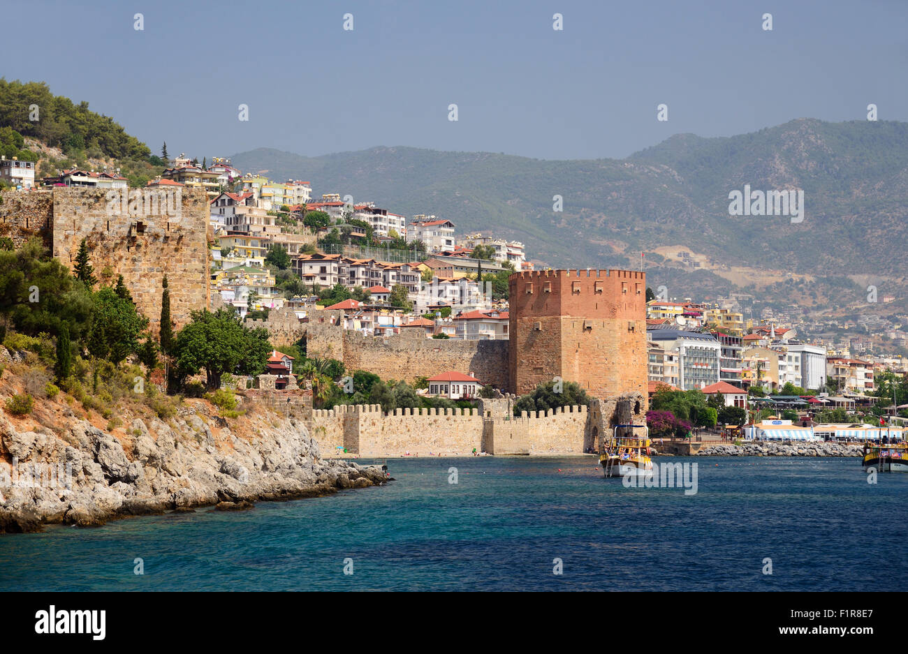 Muralla de la fortaleza y la Torre roja (Kizilkule) en Alanya, Turquía Foto de stock