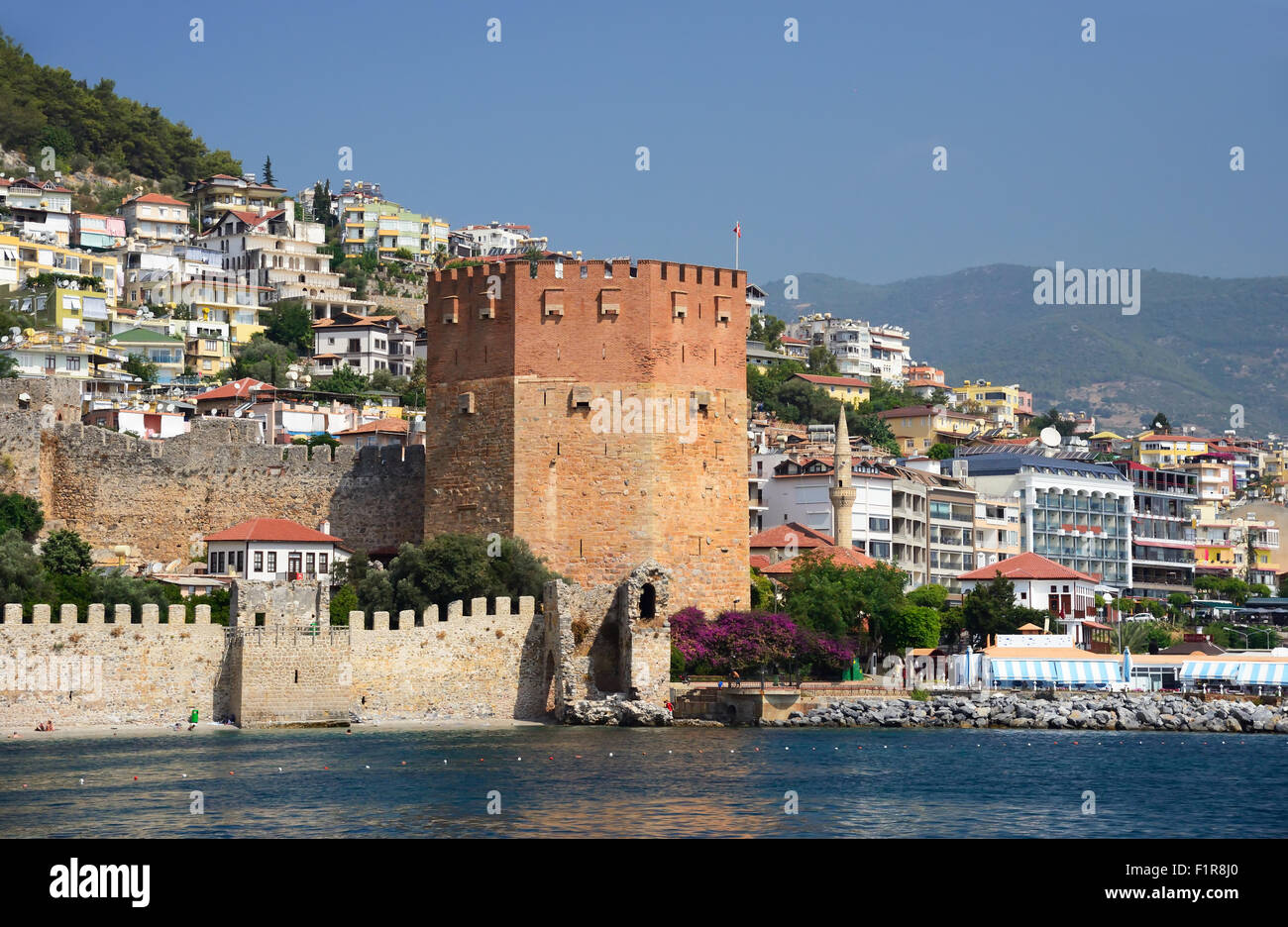 Muralla de la fortaleza y la Torre roja (Kizilkule) en Alanya, Turquía Foto de stock