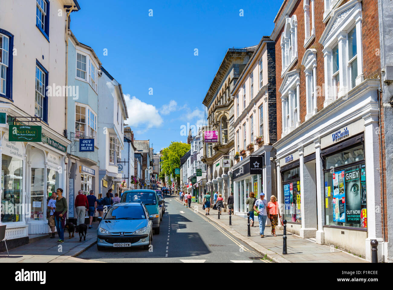 Tiendas de Fore Street en el centro de la ciudad, Totnes, Devon, Inglaterra, Reino Unido. Foto de stock