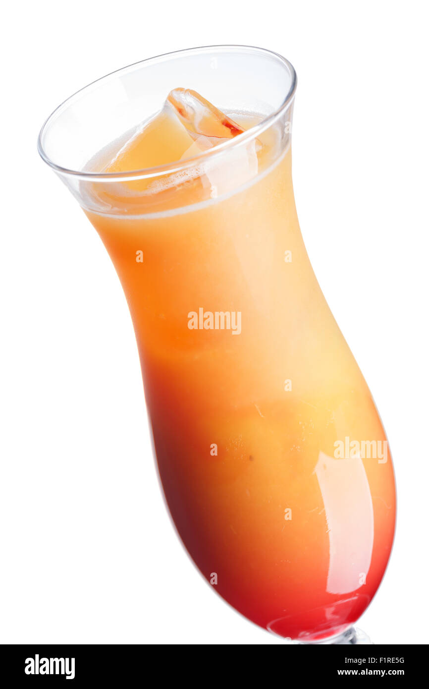 Destornillador cóctel alcohólico en huracán aislado en blanco cristal Foto de stock