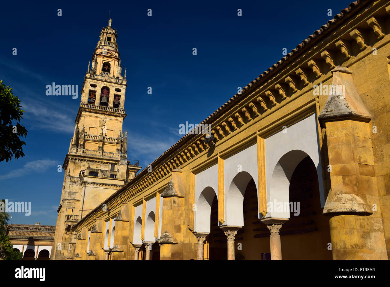 Al lado norte de la Mezquita Catedral de Córdoba con el campanario rematado por Arcángel Rafael Foto de stock