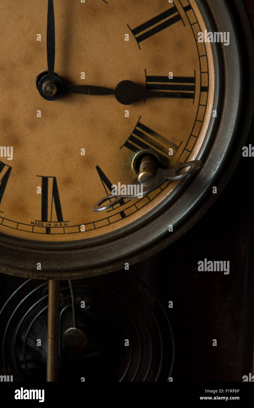 Reloj antiguo Mostrando 3:00 con clave de bobinado Fotografía de stock -  Alamy