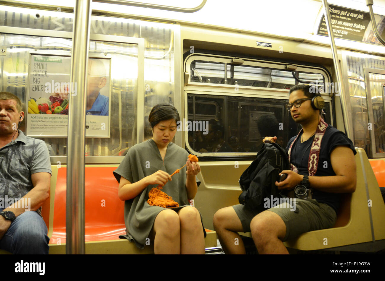 Mujer tejiendo en el metro de Nueva York Foto de stock