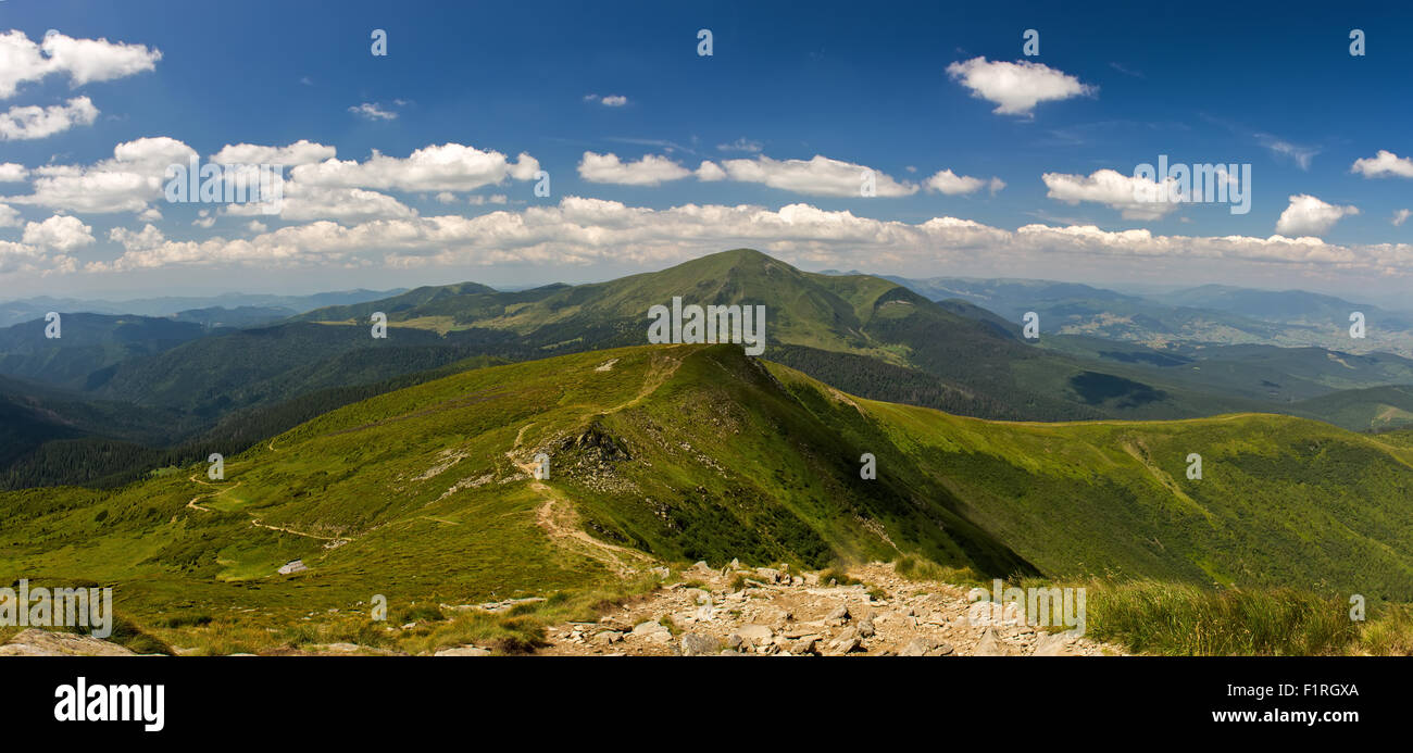 Panorama de las montañas de los Cárpatos en alta resolución Foto de stock