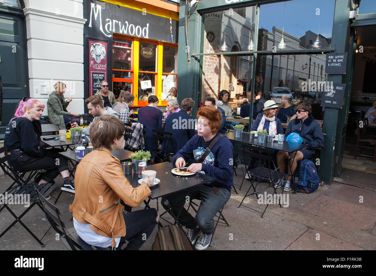 Los clientes sentado fuera de la cafetería y Marwood coffee shops Coho en Brighton Foto de stock