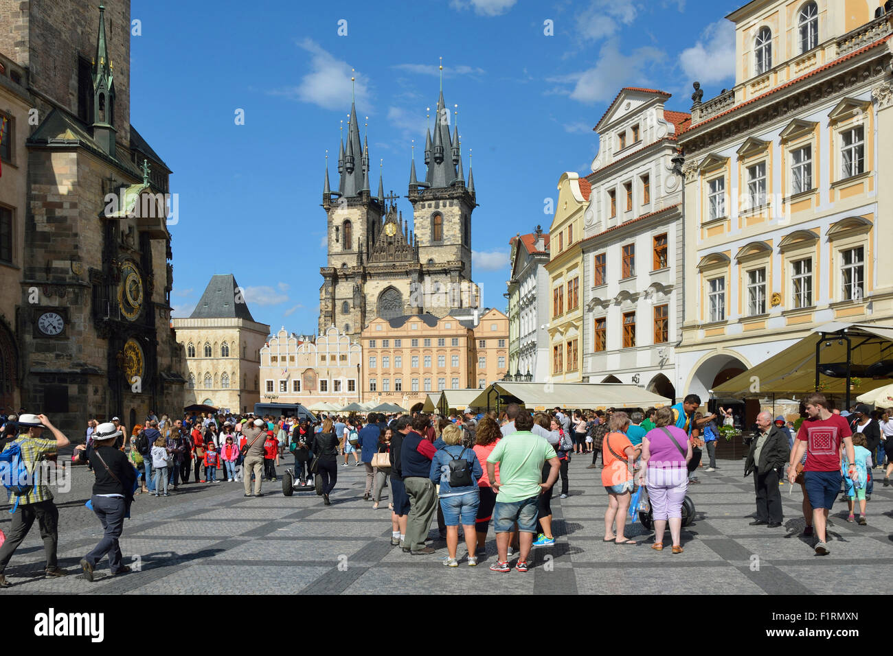 Los turistas en la Plaza de la Ciudad Vieja de Praga en la República Checa. Foto de stock