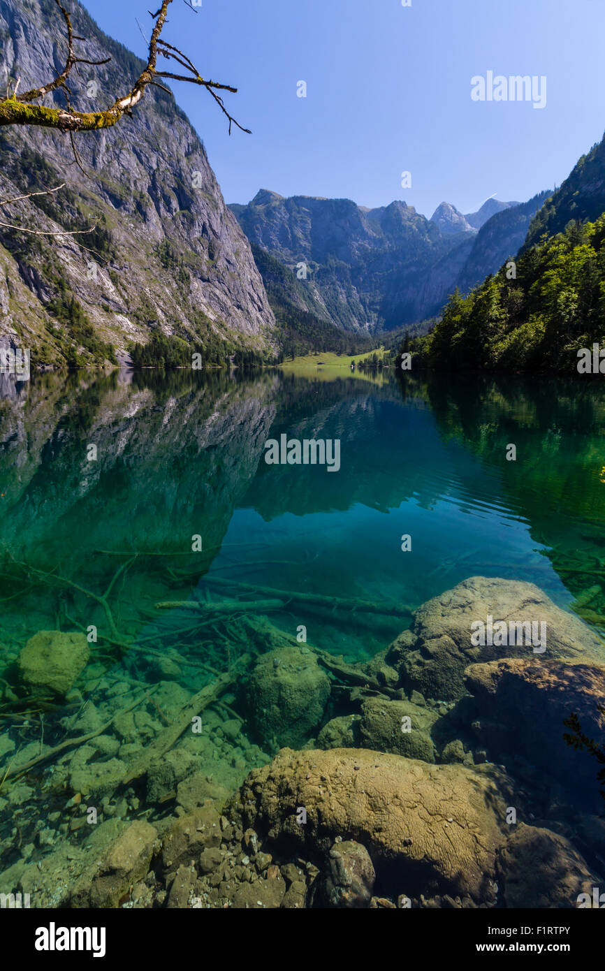 Hermoso paisaje del lago alpino con cristalinas aguas verdes y montañas en el fondo, Obersee, Alemania Foto de stock