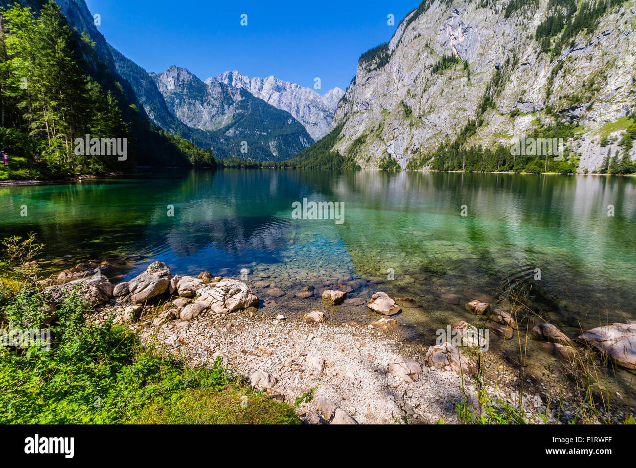 Hermoso paisaje del lago alpino con cristalinas aguas verdes y montañas en el fondo, Obersee, Alemania Foto de stock