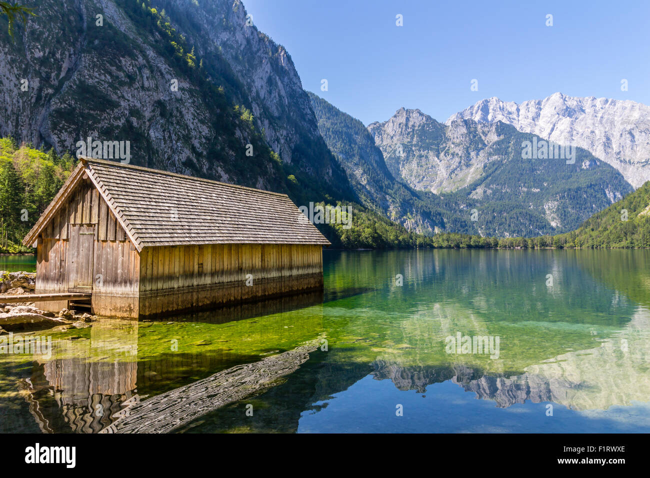 Hermoso paisaje del lago alpino con cristalinas aguas verdes y montañas en el fondo, Obersee, Alemania Foto de stock