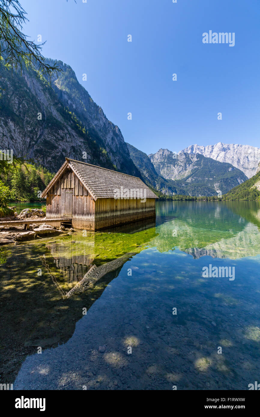 Hermoso paisaje del lago alpino con cristalinas aguas verdes y montañas en el fondo, Obersee, Alemania Foto de stock