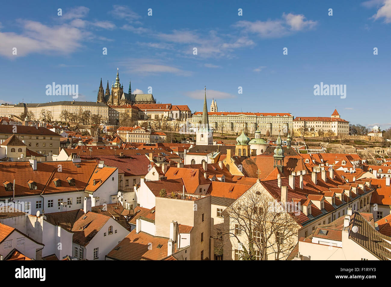 Ver en Praga los tejados y torres con la característica dominante del Castillo de Praga y de la catedral. Foto de stock