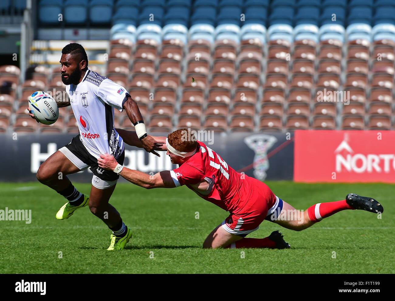 Twickenham, Reino Unido. 06 Sep, 2015. Copa Mundial de Rugby de calentamiento. Canadá frente a Fiji. Connor Braid (CAN) intenta abordar Nikola Matawalu (FIJ) Credit: Además de los deportes de acción/Alamy Live News Foto de stock