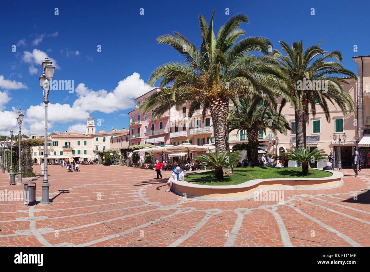 Piazza Matteotti, Porto Azzuro, Isla de Elba, provincia de Livorno, Toscana, Italia, Europa Foto de stock