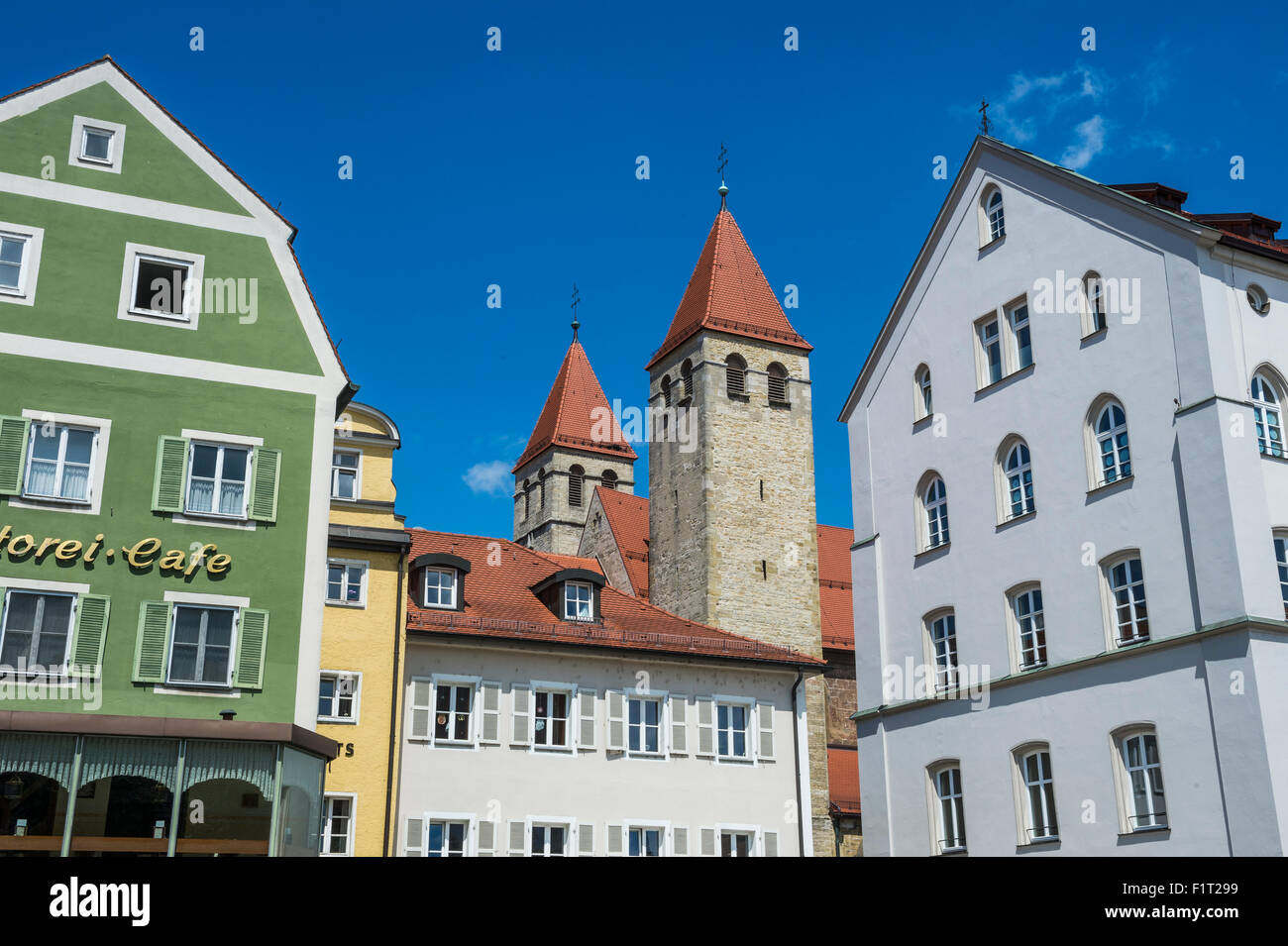 Casas patricias y torres medievales en Regensburg, Sitio del Patrimonio Mundial de la UNESCO, Baviera, Alemania, Europa Foto de stock
