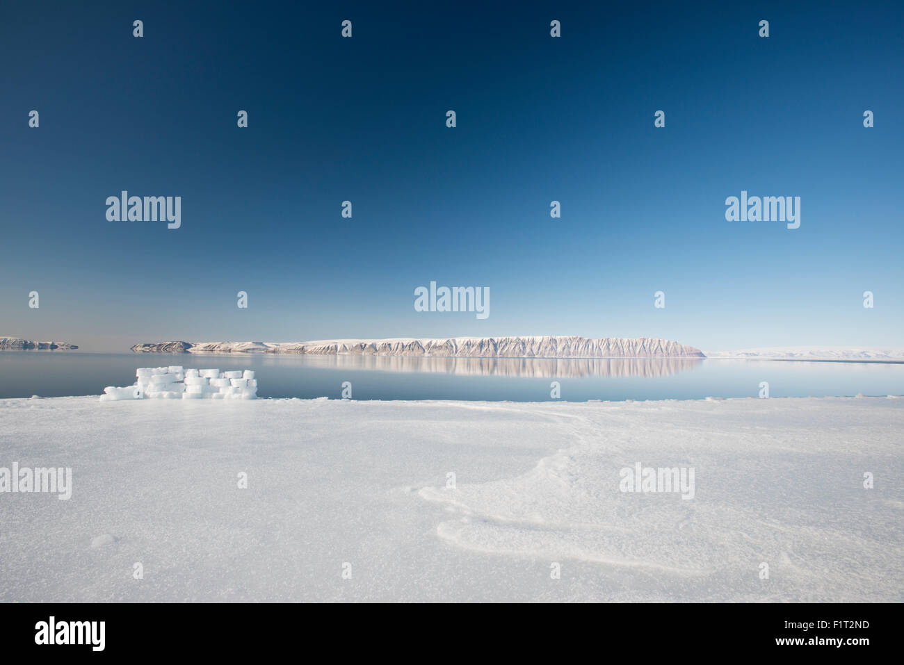 Ciego de caza hechas de bloques de hielo en el borde de la banquisa, el cruce del hielo marino y el océano, Groenlandia, Dinamarca Foto de stock