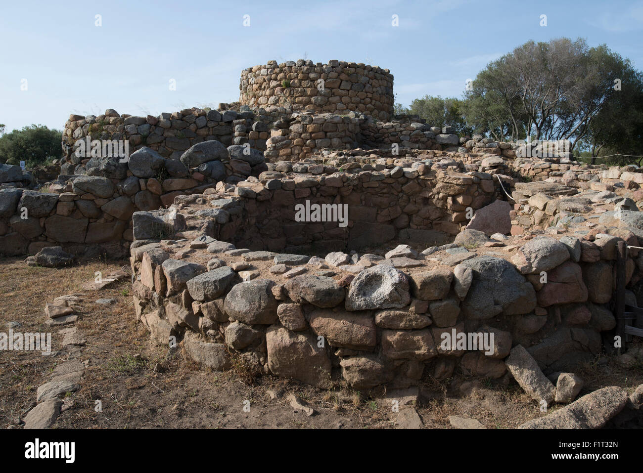 La Prisgiona Nuraghe sitio arqueológico, que data de 1300 AC, cerca de Arzachena (Cerdeña, Italia), Europa Foto de stock