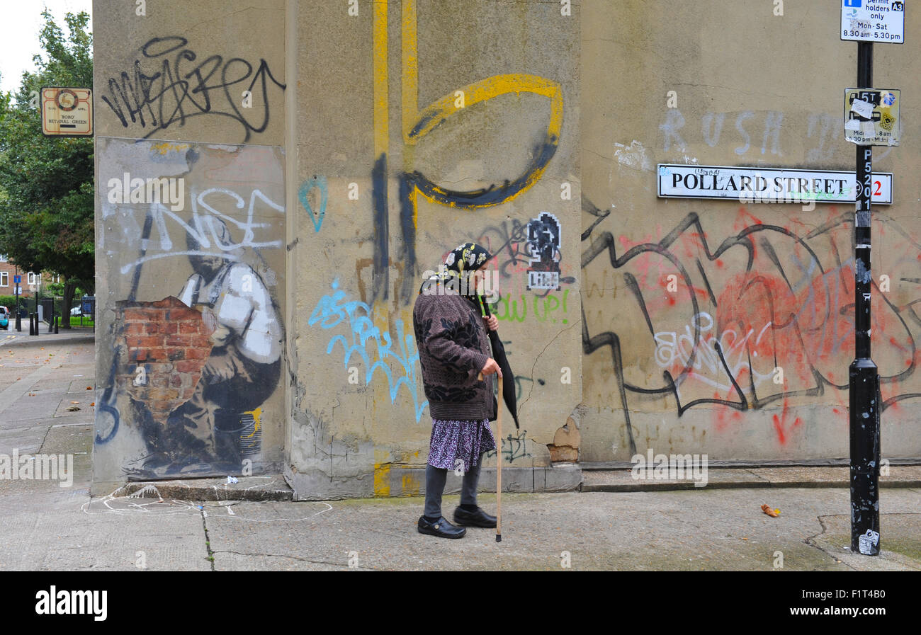 Banksy graffiti en una pared de Pollard Street, London, UK Foto de stock