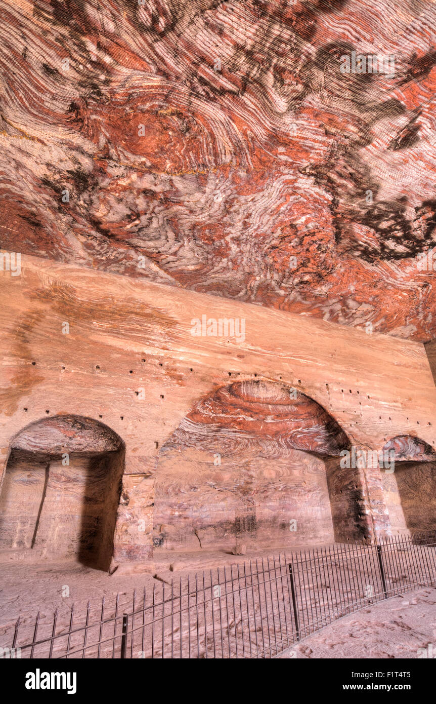 En el interior de la tumba de la Urna, Tumbas Reales, Petra, Sitio del Patrimonio Mundial de la UNESCO, Jordania, Oriente Medio Foto de stock