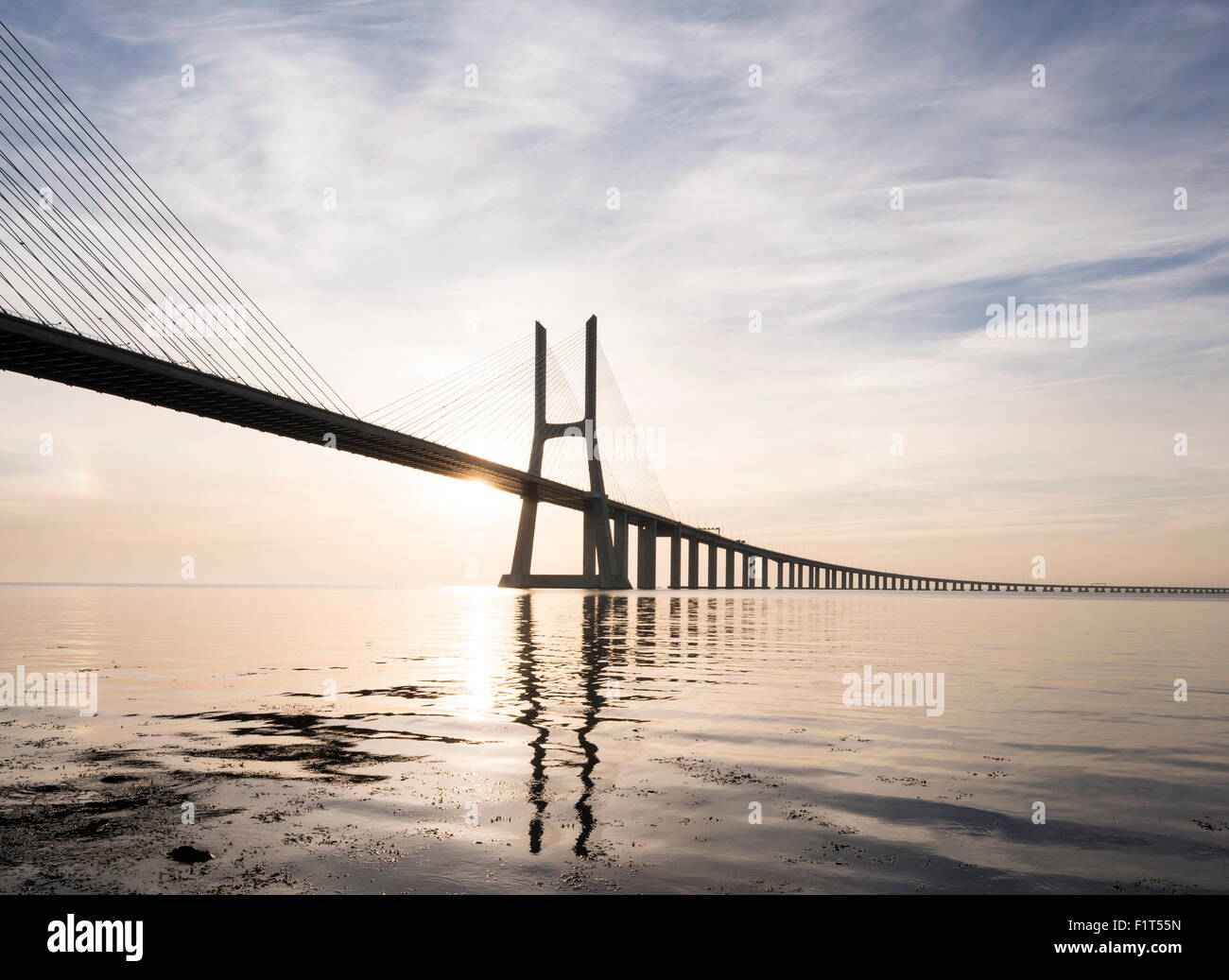 Vasco da Gama puente sobre el Rio Tejo (Tajo) al amanecer, Lisboa, Portugal, Europa Foto de stock