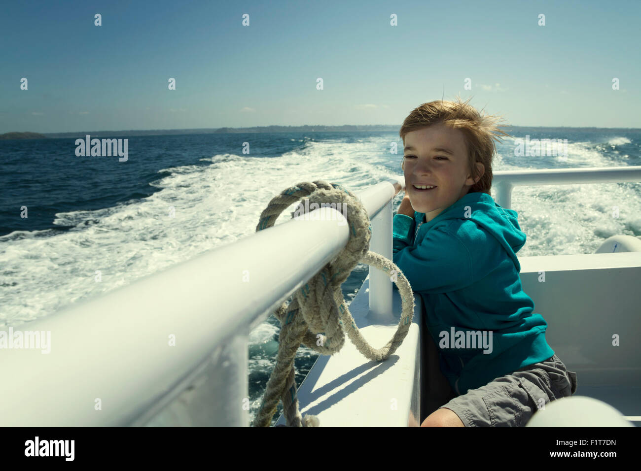 Niño en un barco de la libertad Foto de stock