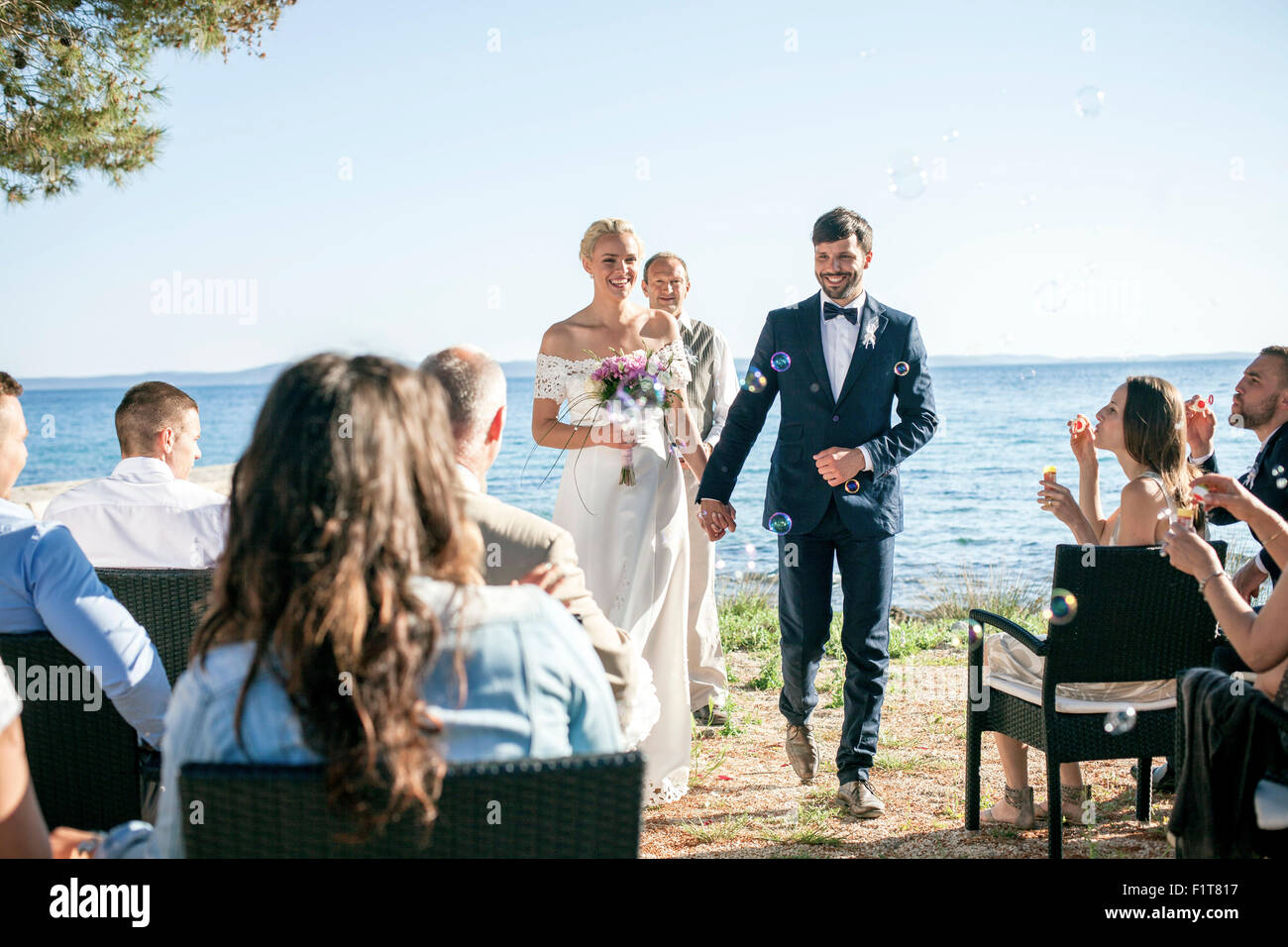 La novia y el novio en la boda en la playa Foto de stock