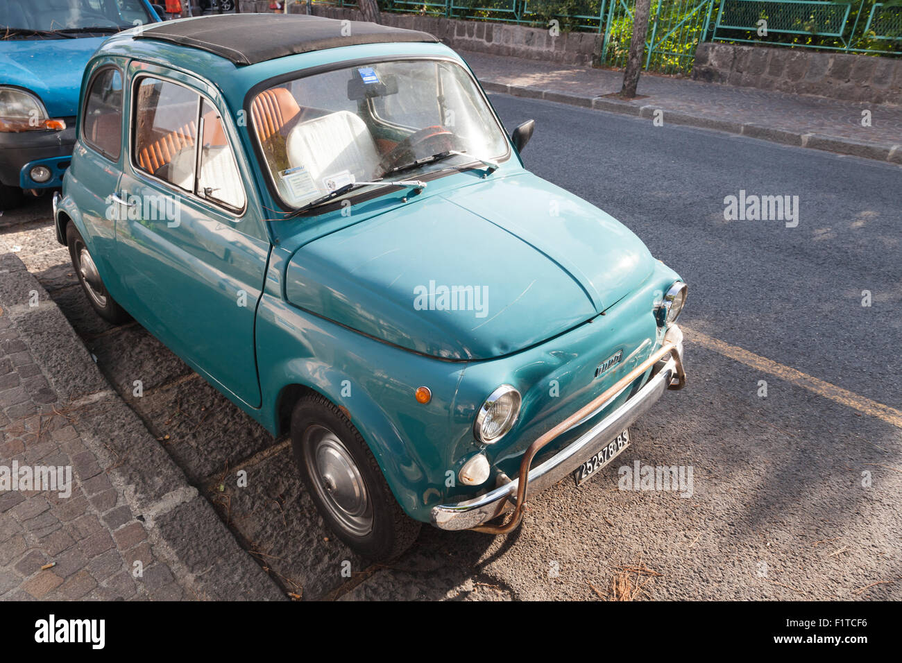 Ischia, Italia - 15 de agosto de 2015: Fiat 500 viejo verde city car está estacionada en carretera urbana Foto de stock