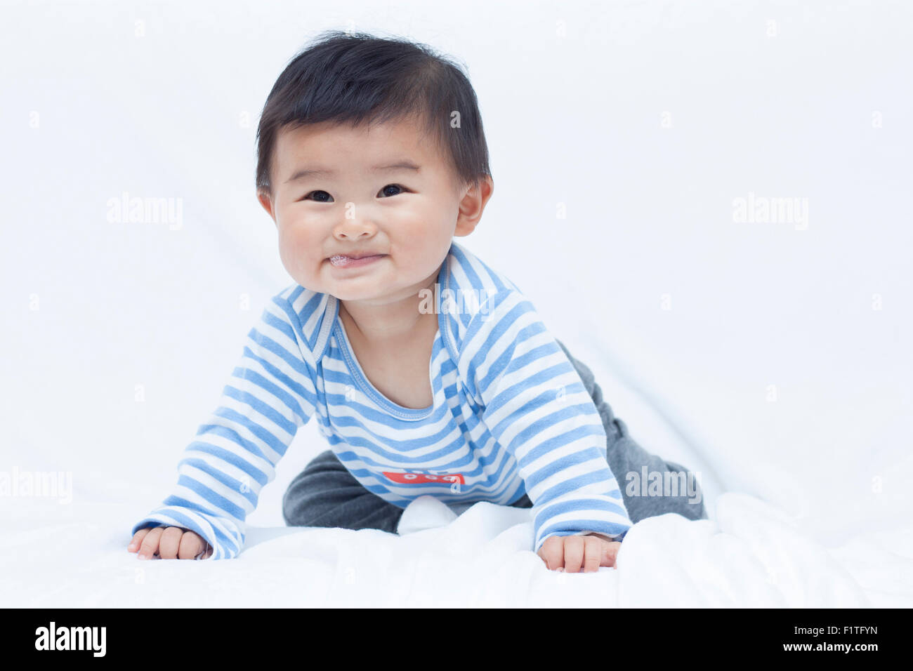 Lindo bebé niño chino en traje de marinero Fotografía de stock - Alamy