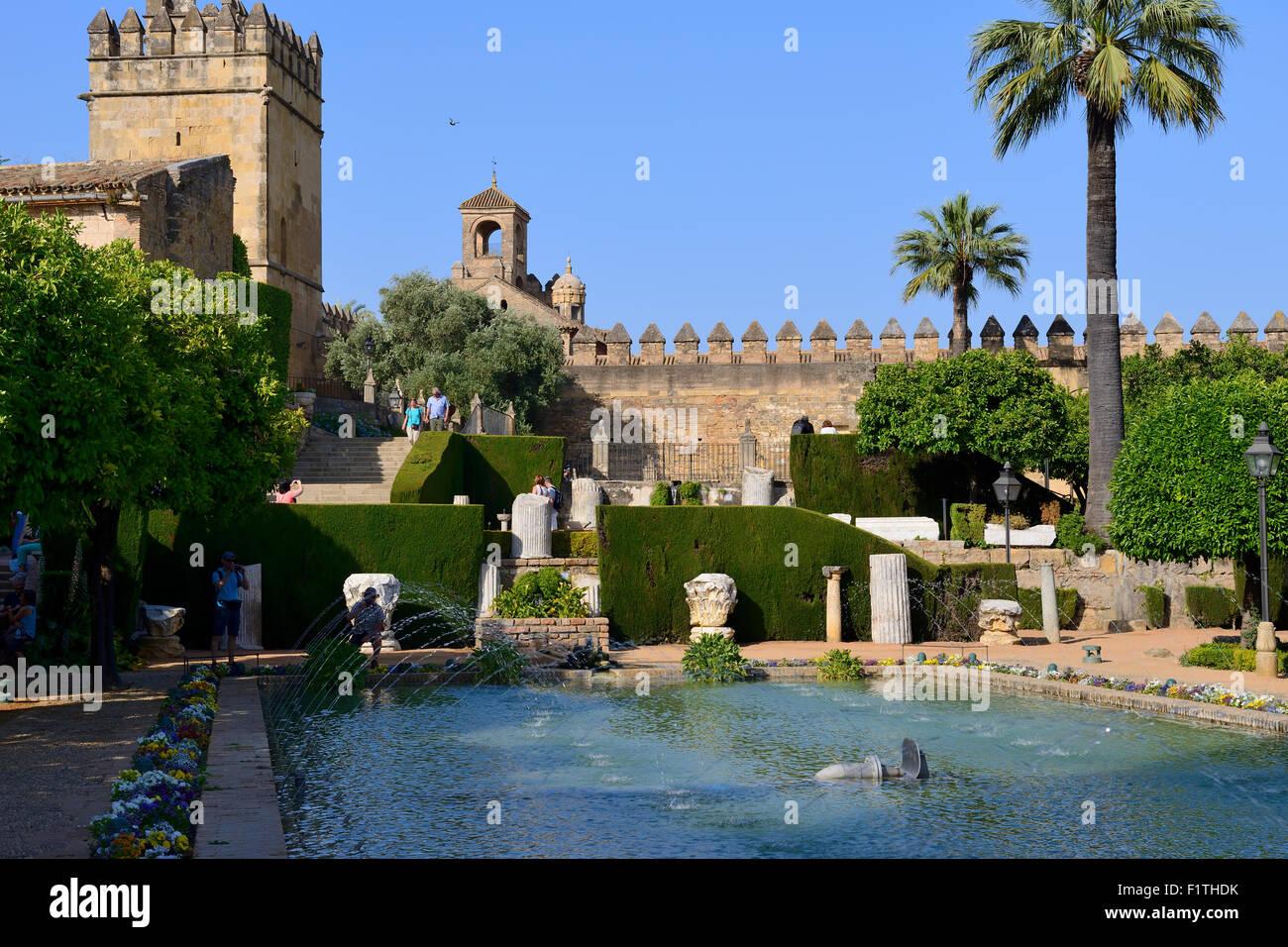 Característica del agua en los jardines del Alcázar de los Reyes Cristianos en Córdoba, Andalucía, España Foto de stock
