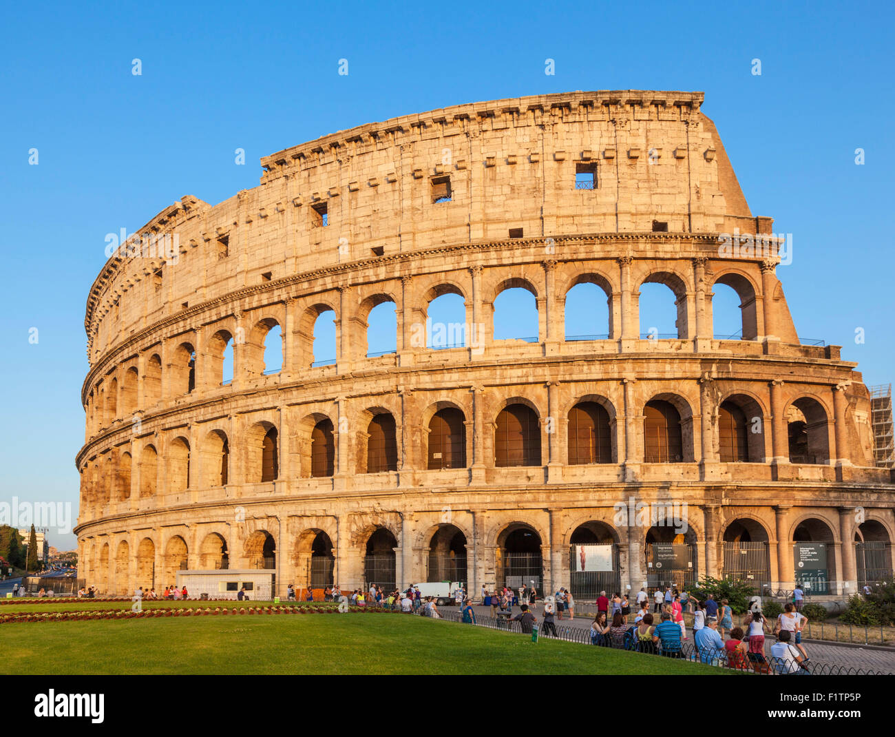 Roma Coliseo o Anfiteatro Flavio al anochecer Roma Lazio Italia Europa UE Foto de stock