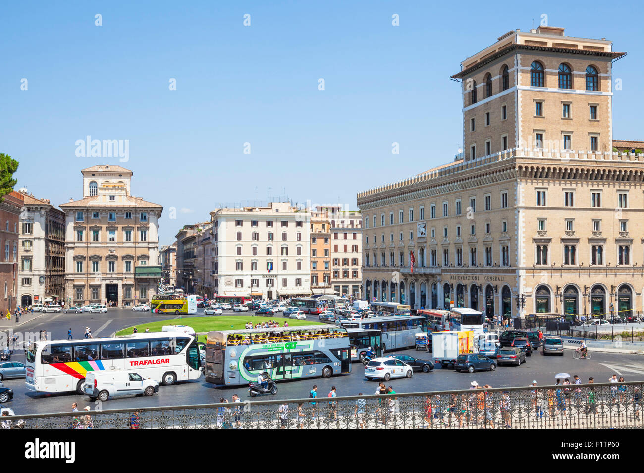 Tráfico alrededor de la rotonda en la Piazza Venezia Roma Roma Lazio Italia Europa UE Foto de stock