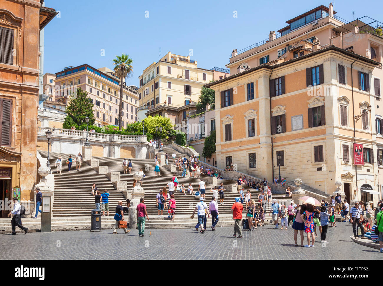 Los turistas caminando por la escalinata de Piazza di Spagna a Roma Lazio Italia Europa UE Foto de stock