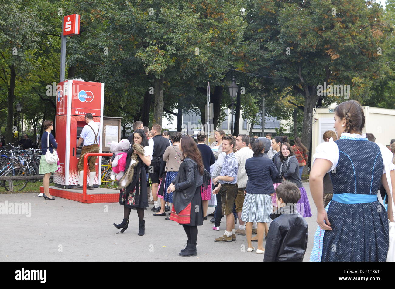 Línea de espera para retirar dinero móvil, la Oktoberfest de Munich, Baviera, Alemania Foto de stock
