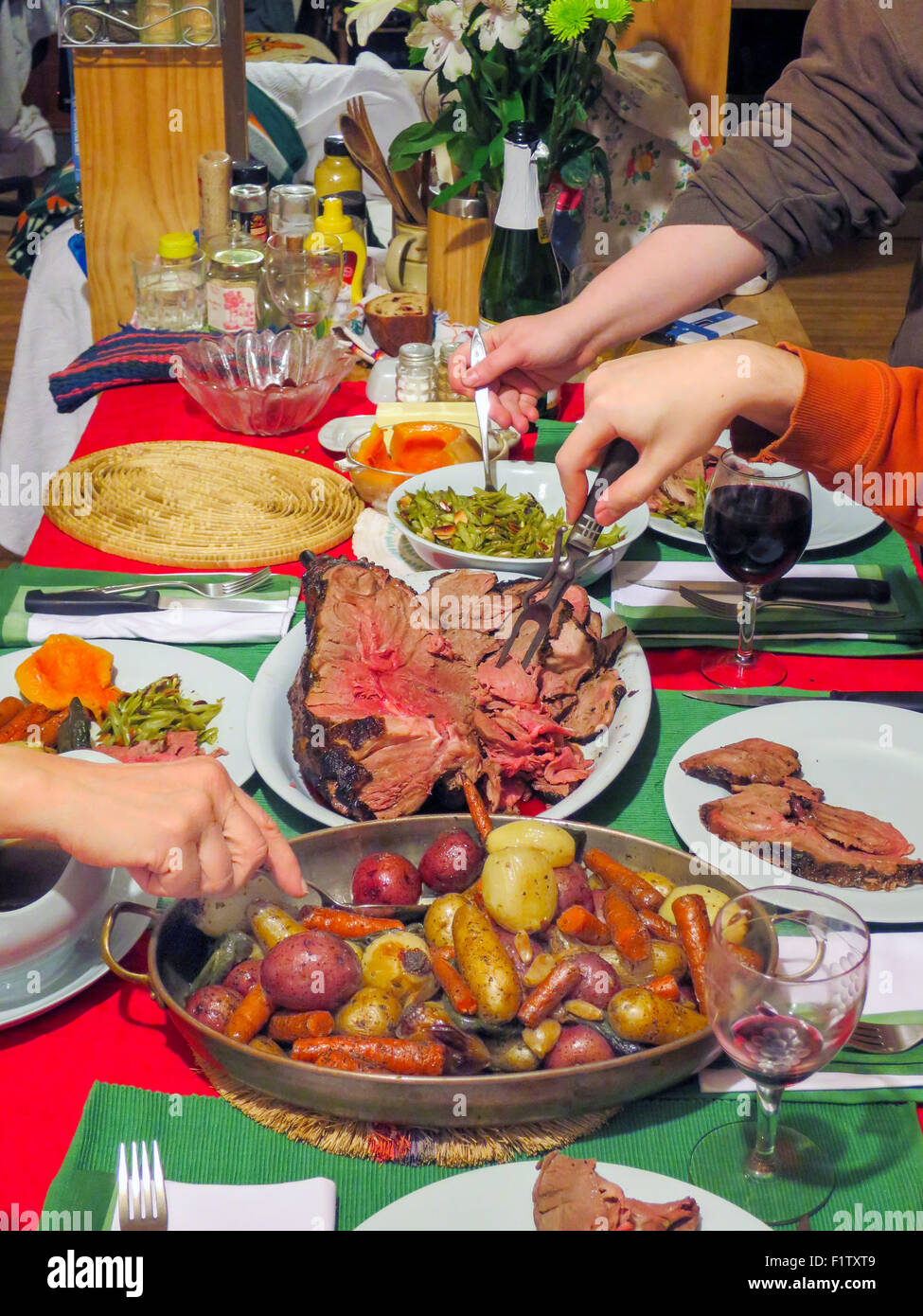 En la cena de Acción de Gracias americano mesa puesta con comida. Foto de stock