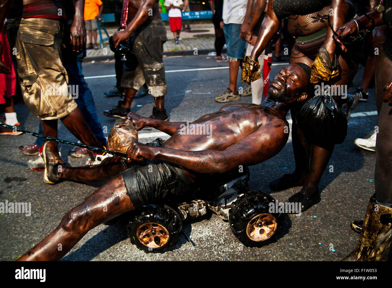 New York's West Indian Community celebra J'Ouvert, un pre-amanecer festival anual que da el pistoletazo de salida a la West Indian Day Parade Foto de stock