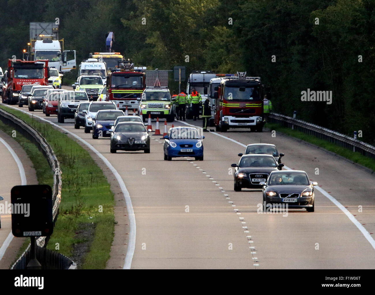 M3, Hampshire, Reino Unido. El 7 de septiembre de 2015. Hampshire la policía está investigando una colisión de tráfico mortal que tuvo lugar en la autovía M3 en dirección norte esta tarde (Lunes, 7 de septiembre) entre las salidas 8 y 9 en Micheldever. A alrededor de las 15:40pm un negro Peugeot 208 y un Ford Fiesta rojo estaban involucrados en una colisión. Lamentablemente el conductor del Peugeot, un hombre de Basingstoke, murió. Las dos personas en el Ford Fiesta fueron tratadas por personal de ambulancia, pero no fueron gravemente heridos. Crédito: Jason Kay/Alamy Live News Foto de stock