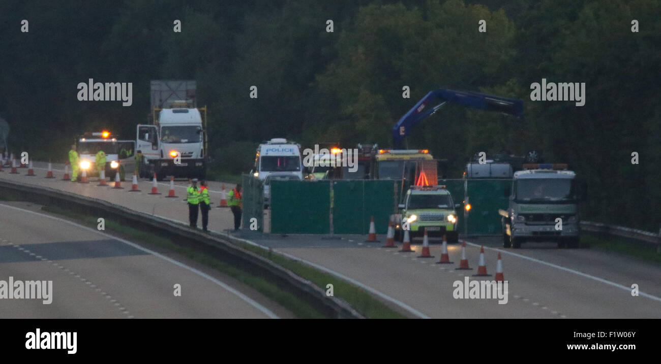 M3, Hampshire, Reino Unido. El 7 de septiembre de 2015. Hampshire la policía está investigando una colisión de tráfico mortal que tuvo lugar en la autovía M3 en dirección norte esta tarde (Lunes, 7 de septiembre) entre las salidas 8 y 9 en Micheldever. A alrededor de las 15:40pm un negro Peugeot 208 y un Ford Fiesta rojo estaban involucrados en una colisión. Lamentablemente el conductor del Peugeot, un hombre de Basingstoke, murió. Las dos personas en el Ford Fiesta fueron tratadas por personal de ambulancia, pero no fueron gravemente heridos. Crédito: Jason Kay/Alamy Live News Foto de stock