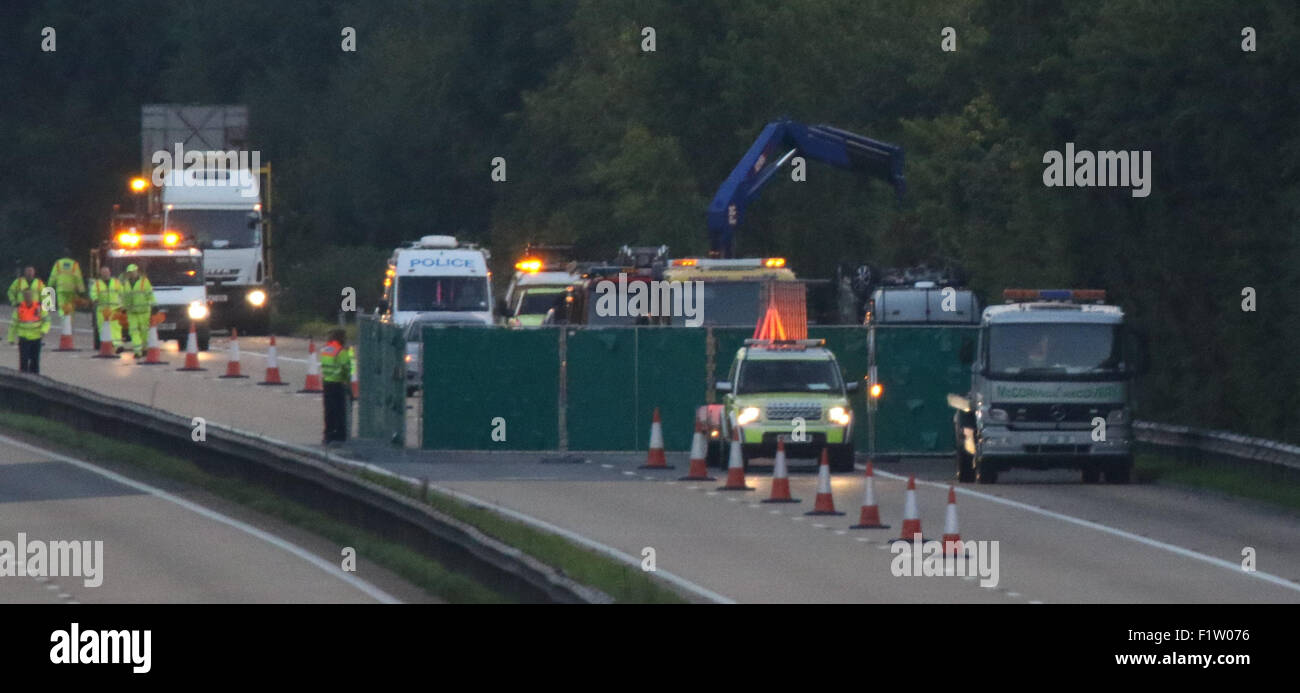 M3, Hampshire, Reino Unido. El 7 de septiembre de 2015. Hampshire la policía está investigando una colisión de tráfico mortal que tuvo lugar en la autovía M3 en dirección norte esta tarde (Lunes, 7 de septiembre) entre las salidas 8 y 9 en Micheldever. A alrededor de las 15:40pm un negro Peugeot 208 y un Ford Fiesta rojo estaban involucrados en una colisión. Lamentablemente el conductor del Peugeot, un hombre de Basingstoke, murió. Las dos personas en el Ford Fiesta fueron tratadas por personal de ambulancia, pero no fueron gravemente heridos. Crédito: Jason Kay/Alamy Live News Foto de stock