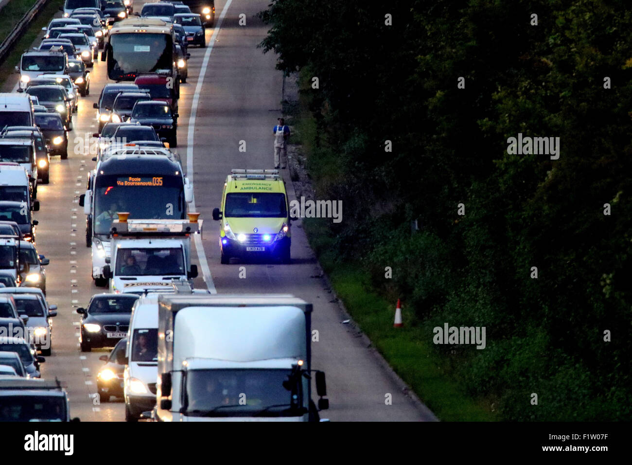 M3, Hampshire, Reino Unido. El 7 de septiembre de 2015. Hampshire la policía está investigando una colisión de tráfico mortal que tuvo lugar en la autovía M3 en dirección norte esta tarde (Lunes, 7 de septiembre) entre las salidas 8 y 9 en Micheldever. A alrededor de las 15:40pm un negro Peugeot 208 y un Ford Fiesta rojo estaban involucrados en una colisión. Lamentablemente el conductor del Peugeot, un hombre de Basingstoke, murió. Las dos personas en el Ford Fiesta fueron tratadas por personal de ambulancia, pero no fueron gravemente heridos. Crédito: Jason Kay/Alamy Live News Foto de stock