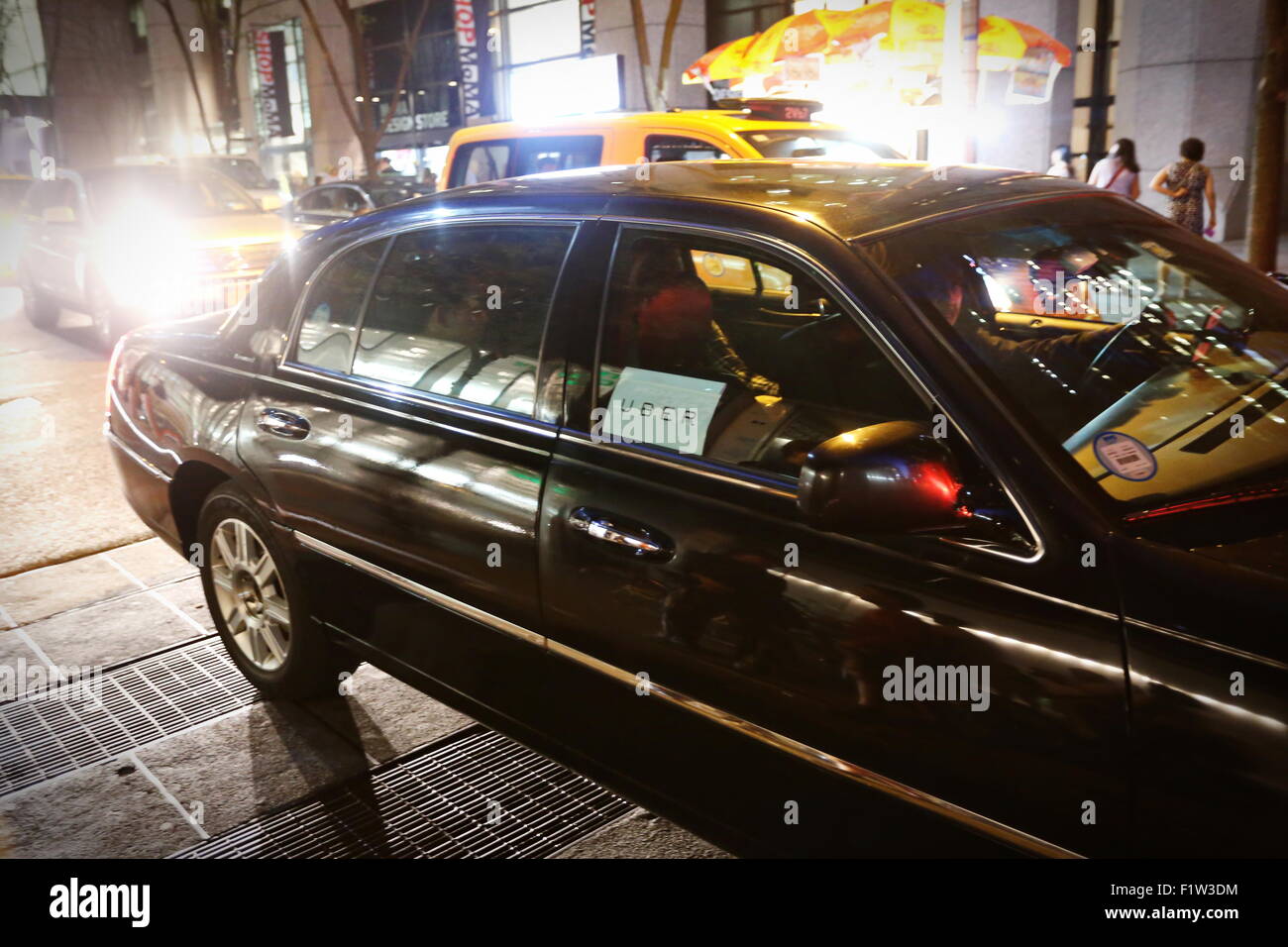 Nueva York está teñida de negro. Taxi amarillo, uno de los símbolos de la ciudad, tiende más a los negros, gracias a la invasión de coches Uber normalmente negra. Nueva York, 6 de septiembre de 2015. Foto de stock